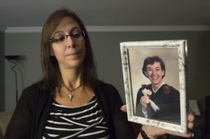 Vingt-cinq ans après la tuerie de l'École polytechnique, Lucie St-Arneault parle avec tendresse de sa soeur Annie. Elle accepte de plonger dans ses souvenirs avec l'espoir qu'on n'oublie jamais les quatorze jeunes femmes qui y ont laissé leur vie. PHOTO: STÉPHANE LESSARD